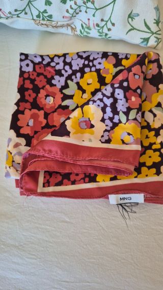 Pañuelo estampado floral Mango