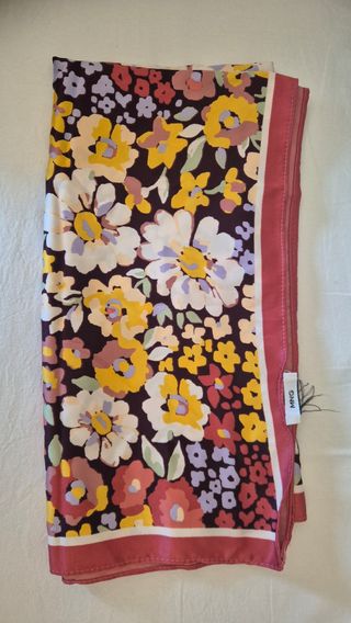 Pañuelo estampado floral Mango