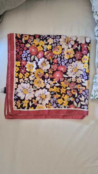 Pañuelo estampado floral Mango