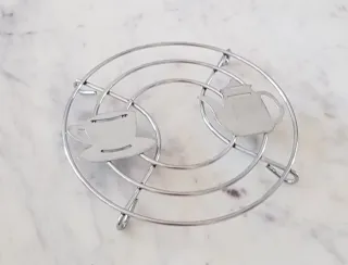 Sobremantel metálico con diseño de taza y tetera