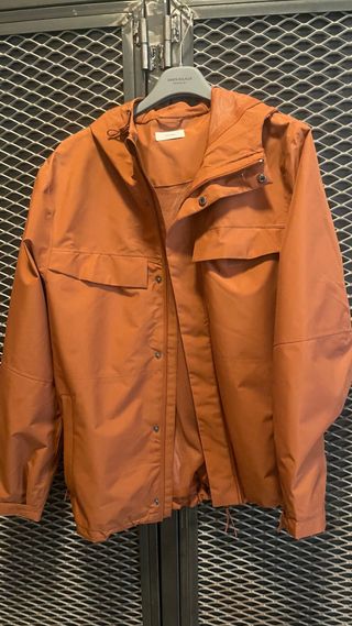 Parka cortavientos naranja