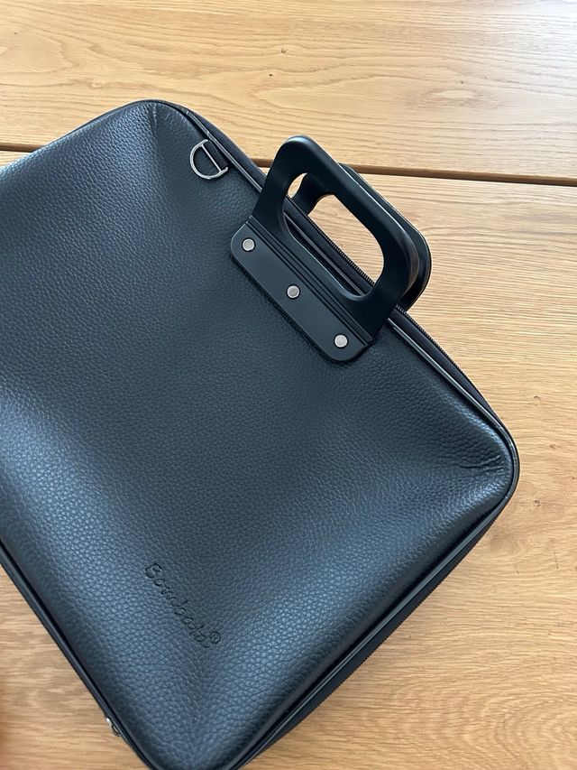 Valigetta portadocumenti finta pelle nera