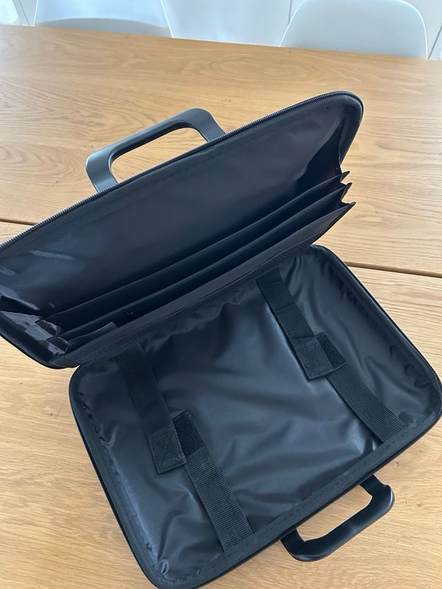 Valigetta portadocumenti finta pelle nera