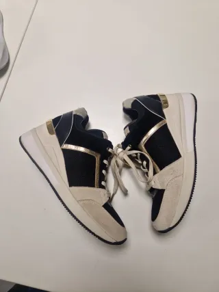 Zapatillas Michael Kors cuña beige, negro y dorado