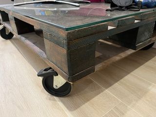 Mesa centro palet madera cristal y ruedas