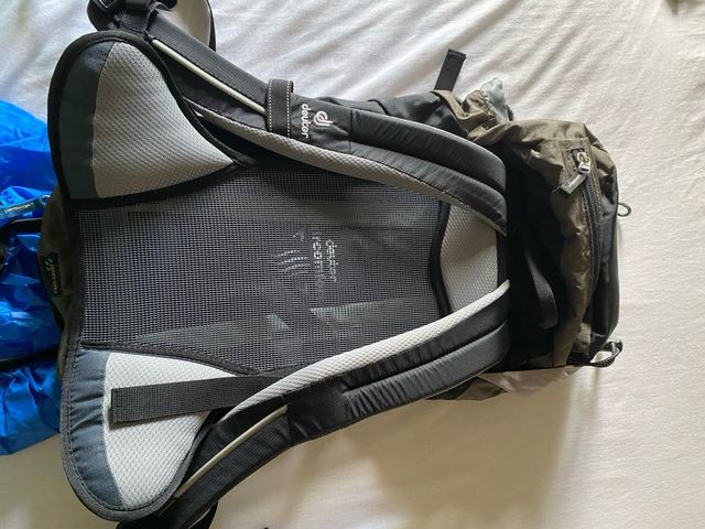 Mochila Deuter AC Lite 14 Negra y Verde Oliva