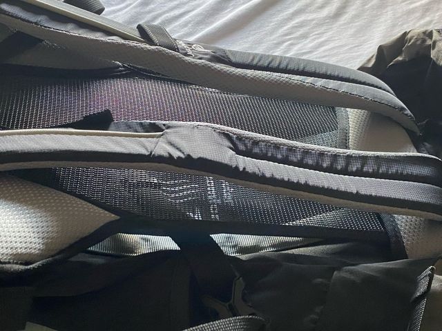 Mochila Deuter AC Lite 14 Negra y Verde Oliva