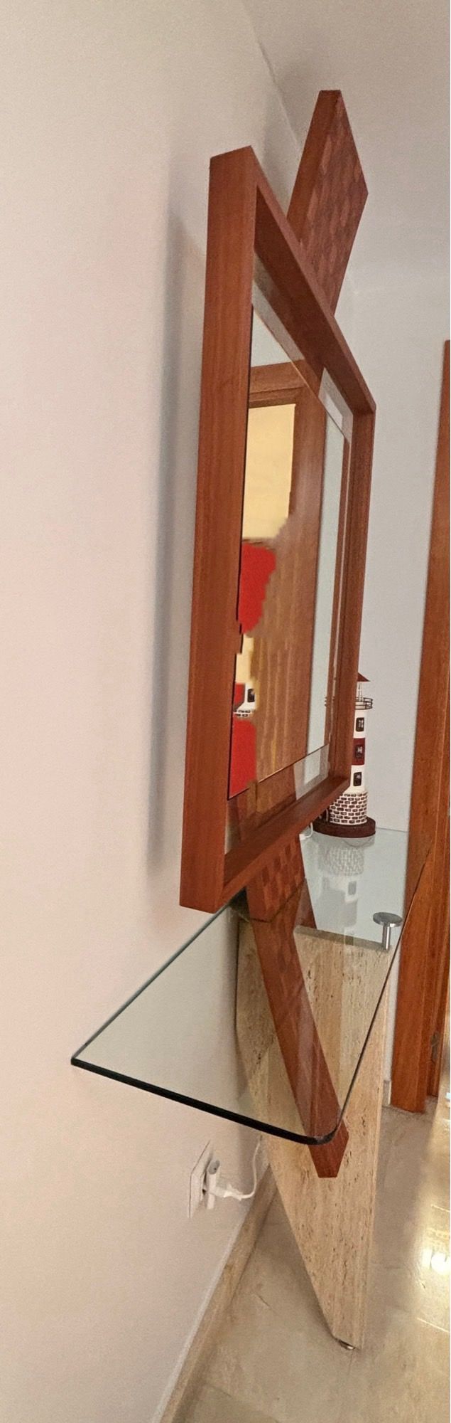 Recibidor madera, piedra y cristal