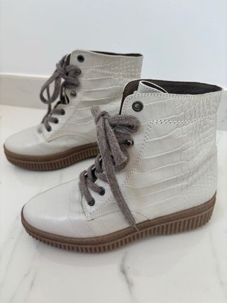 Botines de piel blancos con cordones