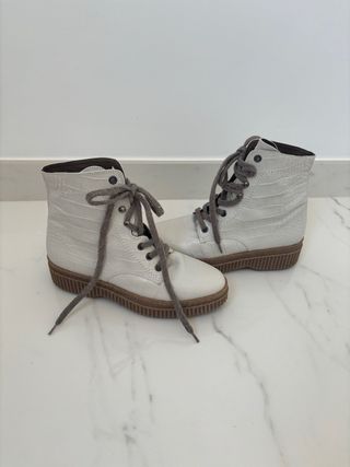 Botines de piel blancos con cordones