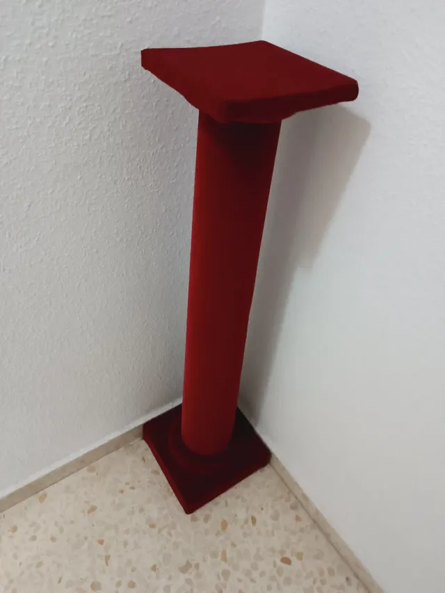 Columna pedestal de terciopelo rojo