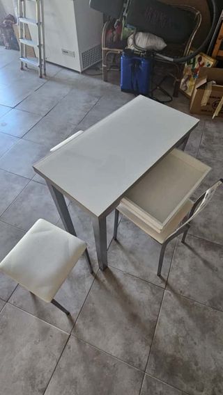 Mesa, 3 banquetas y 1 silla Cocina Cristal