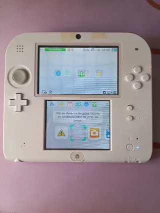 Nintendo 2DS blanca y roja