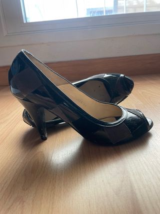 Zapatos de tacón de 8 cms de la marca Gloria Ortiz