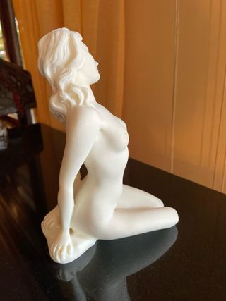 Figura femenina de alabastro