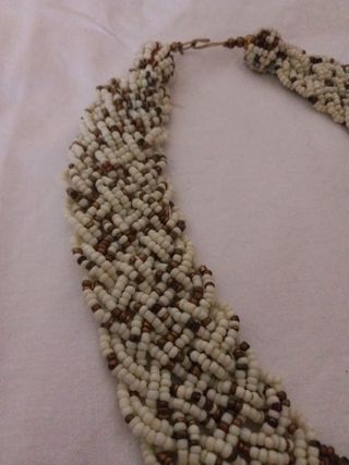 Collana perline bianche e marroni