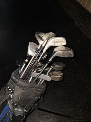 Bolsa de palos de golf con 21 palos y pelotas

