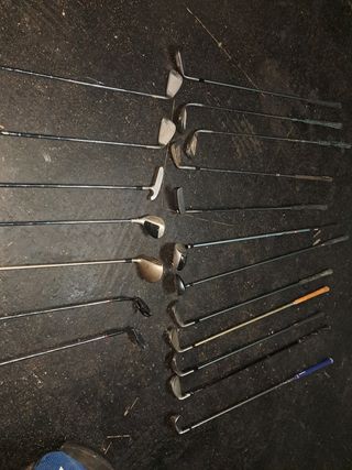 Bolsa de palos de golf con 21 palos y pelotas
