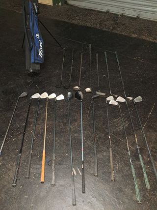 Bolsa de palos de golf con 21 palos y pelotas
