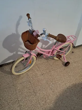 Bicicleta infantil rosa con cesta