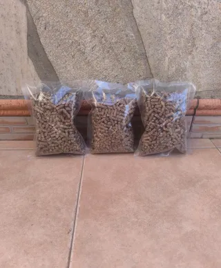Pellet di legno ecologico. Confezione da 3 sacchetti 