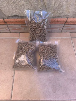 Pellet di legno ecologico. Confezione da 3 sacchetti 