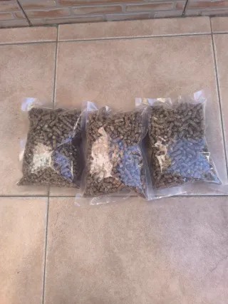 Pellet di legno ecologico. Confezione da 3 sacchetti 