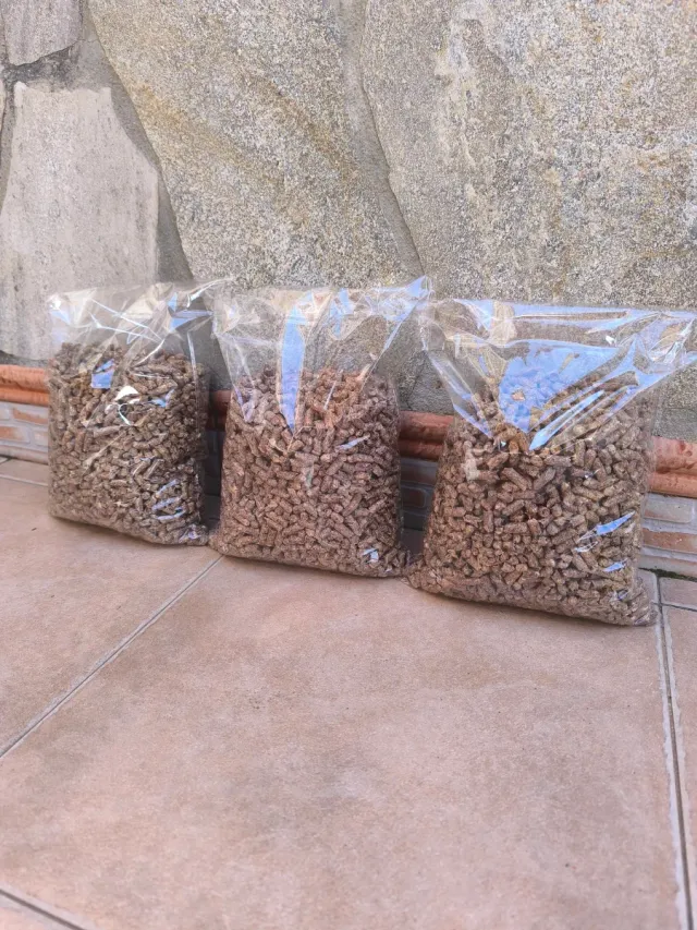 Pellets di Legno Ecologici. 3 kg