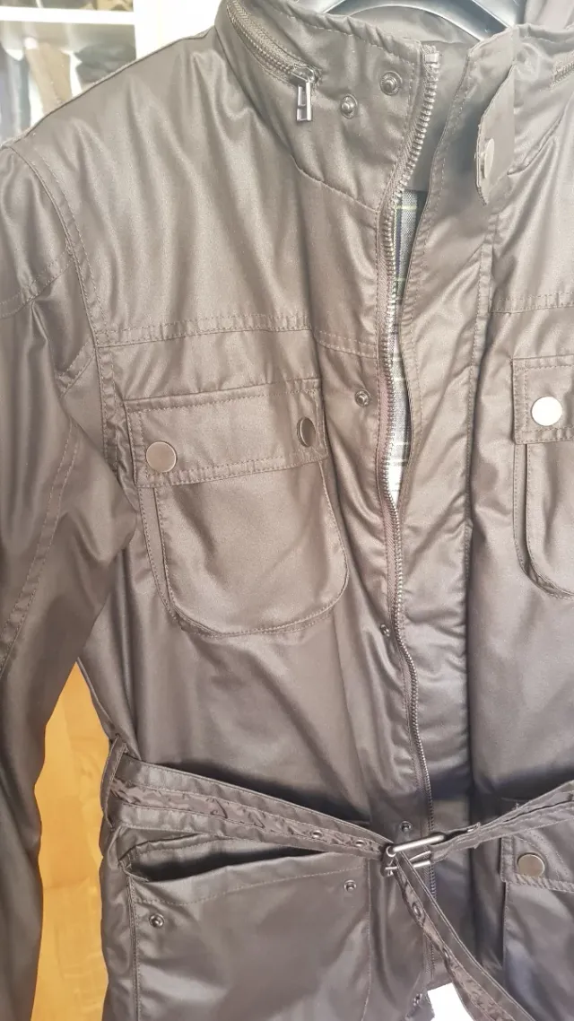 Cazadora marrón con cinturón