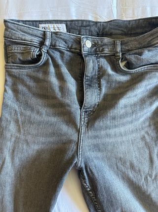 Pantalón pitillo Zara gris