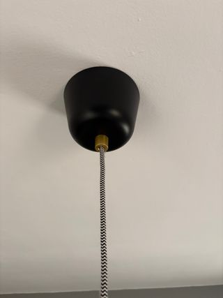 Lámpara colgante negra y dorada