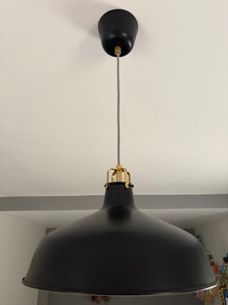 Lámpara colgante negra y dorada