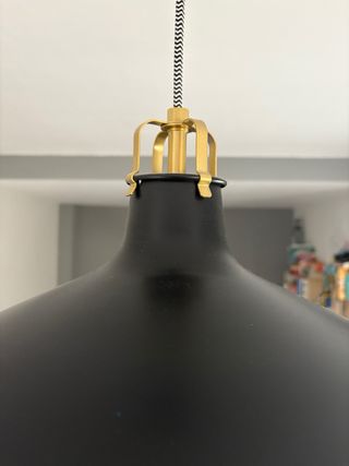 Lámpara colgante negra y dorada