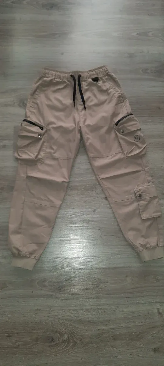 Pantalones cargo beige, talla XS.