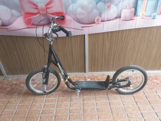 Patinete infantil con ruedas grandes