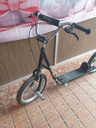 Patinete infantil con ruedas grandes