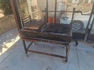 Barbacoa y plancha hierro fundido con ruedas