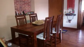 Mesa de comedor y 4 sillas de madera. Rústico.