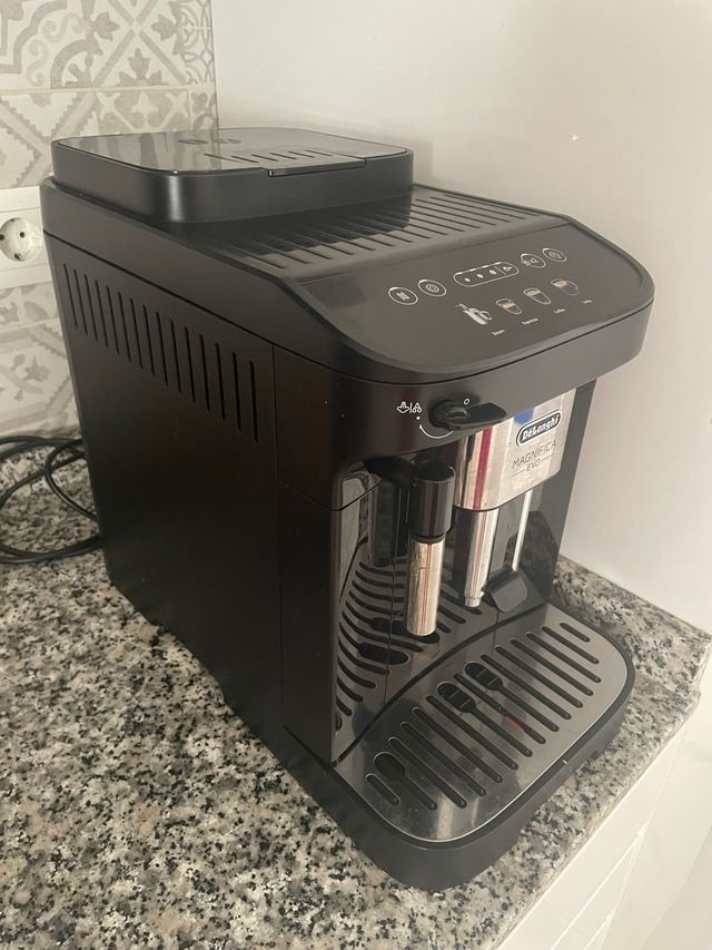 Cafetera Delonghi Magnífica EVO Negra
