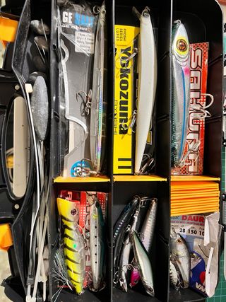 Caja de pesca con gran variedad de señuelos