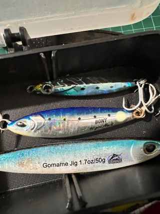 Caja de pesca con gran variedad de señuelos