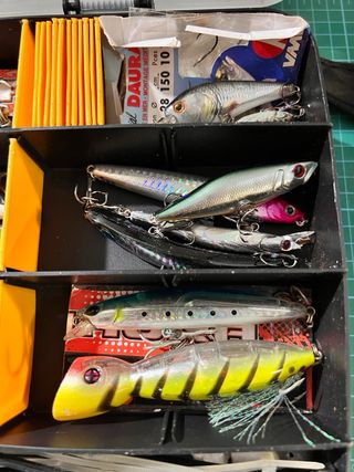 Caja de pesca con gran variedad de señuelos