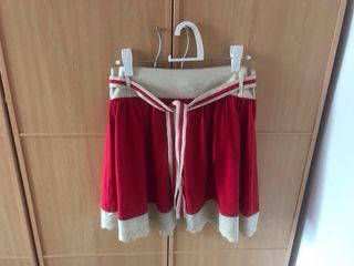 Falda roja con lazo y detalles blancos