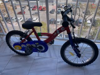 Bicicleta infantil roja y azul

