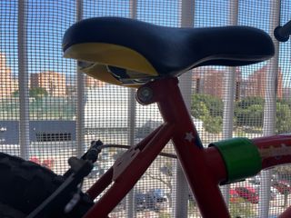 Bicicleta infantil roja y azul

