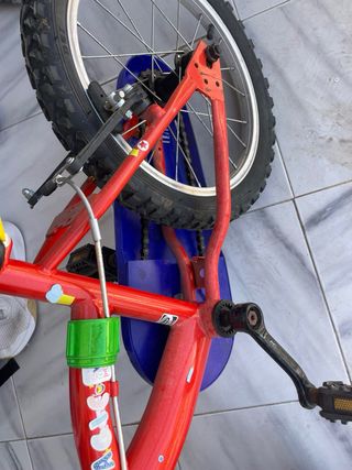 Bicicleta infantil roja y azul
