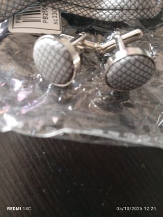 Pajarita gris con gemelos a juego