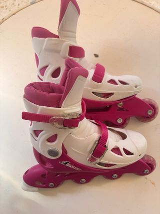 Patines en línea blancos y rosas