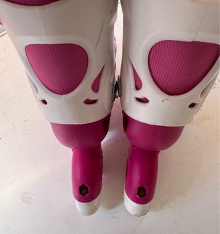 Patines en línea blancos y rosas