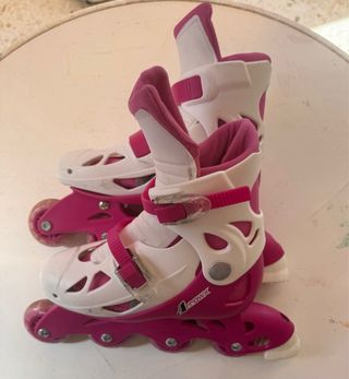 Patines en línea blancos y rosas